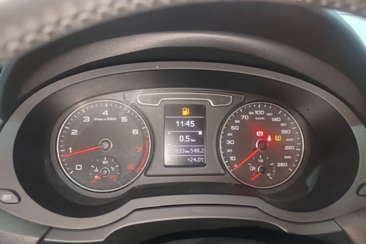 Audi Q3 2016 car image #12