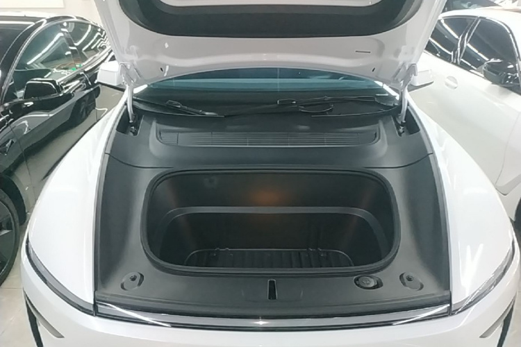 Tesla Model Y 2025 car image #20