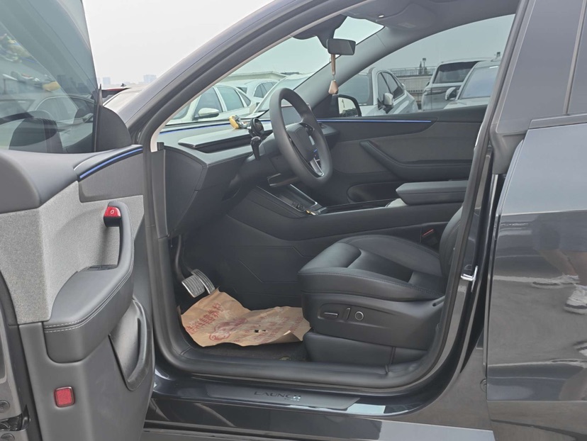 Tesla Model Y 2025 car image #12