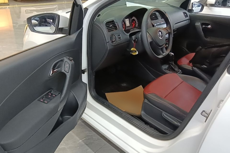 Volkswagen Polo 2017 car image #16