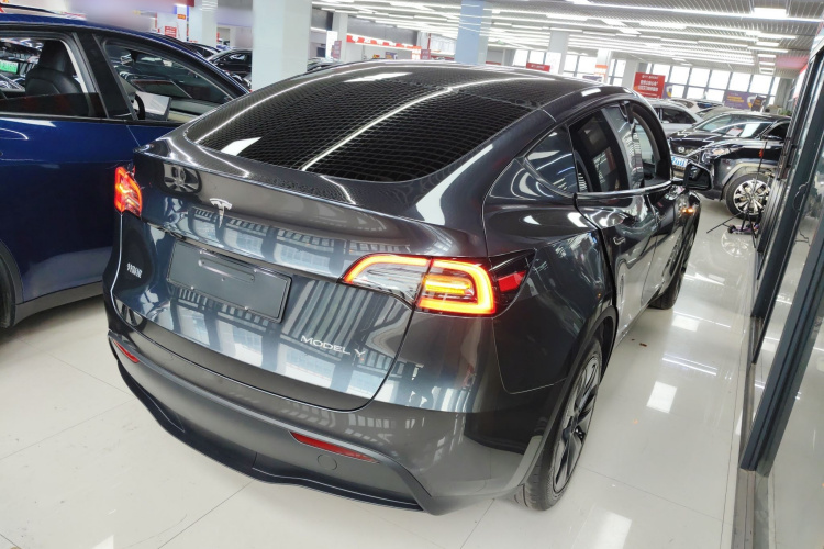 Tesla Model Y 2024 #7 Tesla Model Y 2024 car image #7