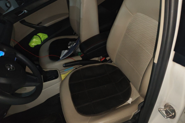 Skoda Rapid 2017 image de voiture #19