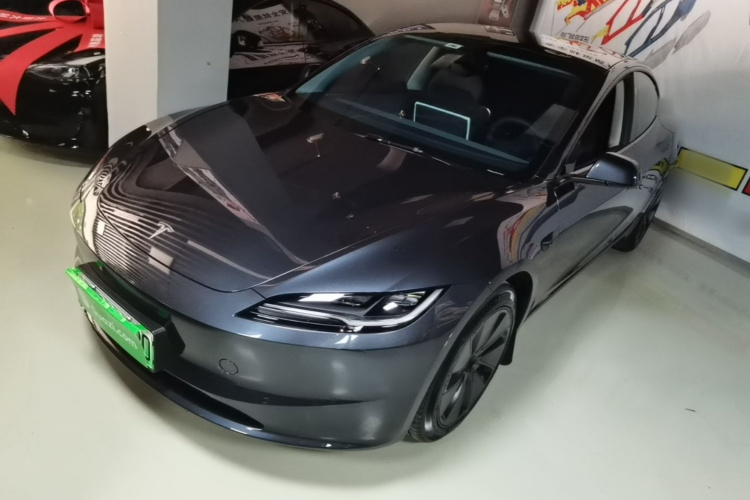 Tesla Model 3 2024 car image #2