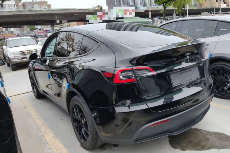Tesla Model Y 2023 car image #5