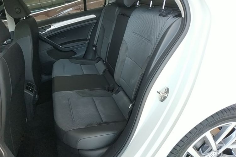 Volkswagen Golf 2020 car image #17