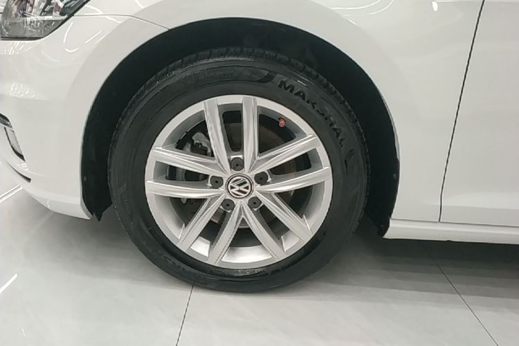 Volkswagen Golf 2019 car image #9