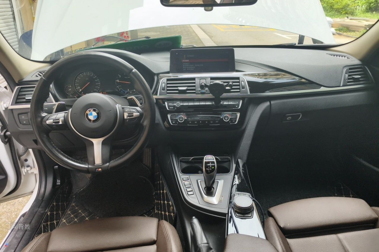 BMW 3 Series 2018 car image #11