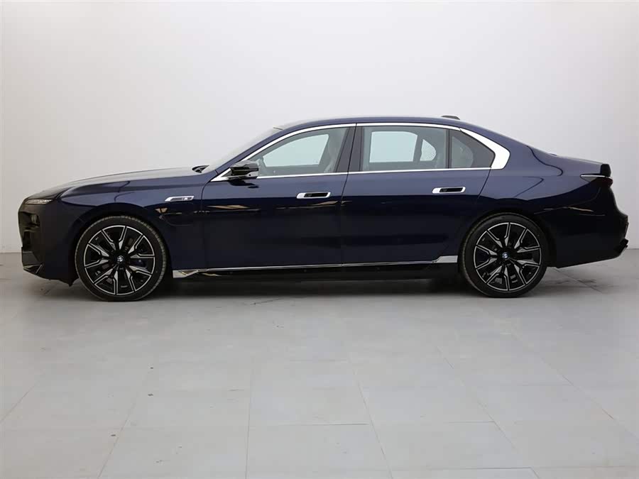 BMW M760Le car image #4