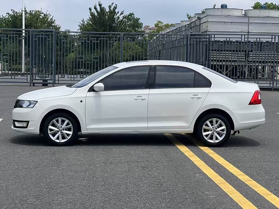 Skoda Rapid 2016 car image #4