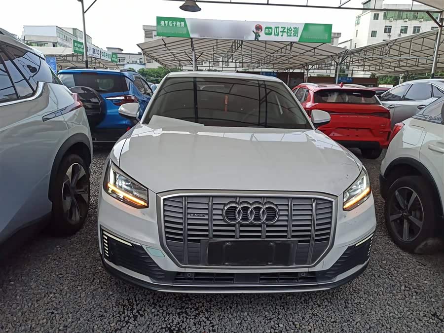 Audi Q2L e-tron 2021 صورة سيارة #4