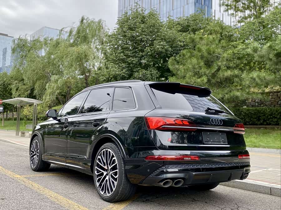 Audi SQ7 2025 car image #4