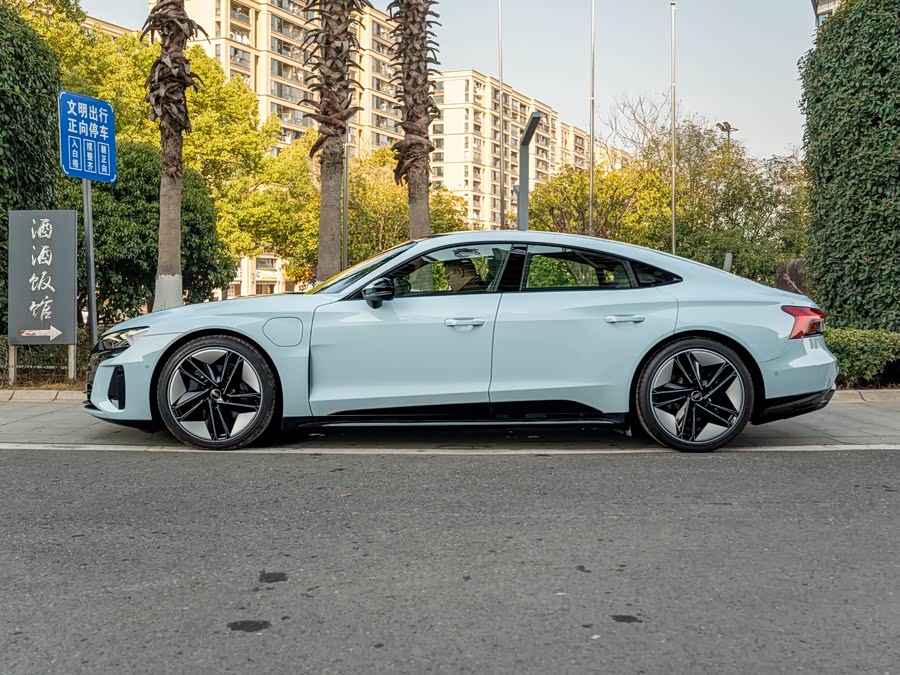 Audi e-tron GT 2024 car image #4