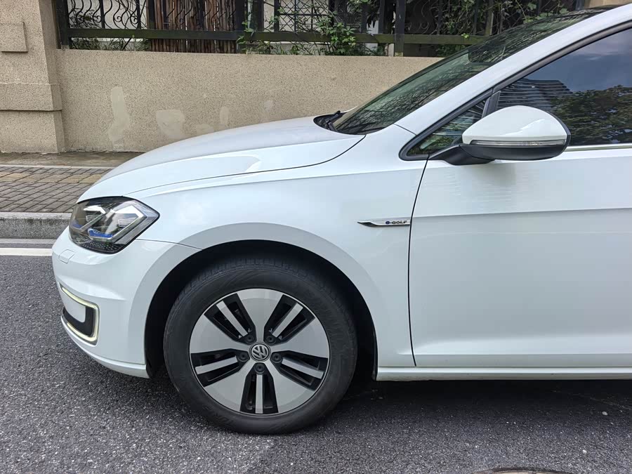 Volkswagen Golf Pure Electric 2020 car image #4