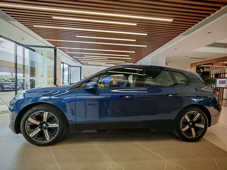 BMW iX 2023 car image #4