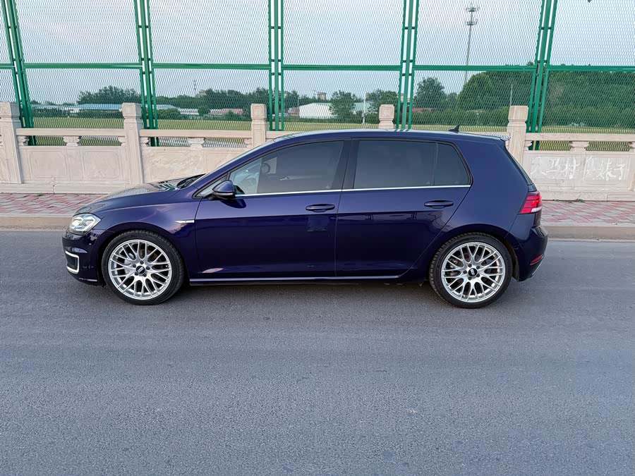 Volkswagen Golf Pure Electric 2020 car image #4