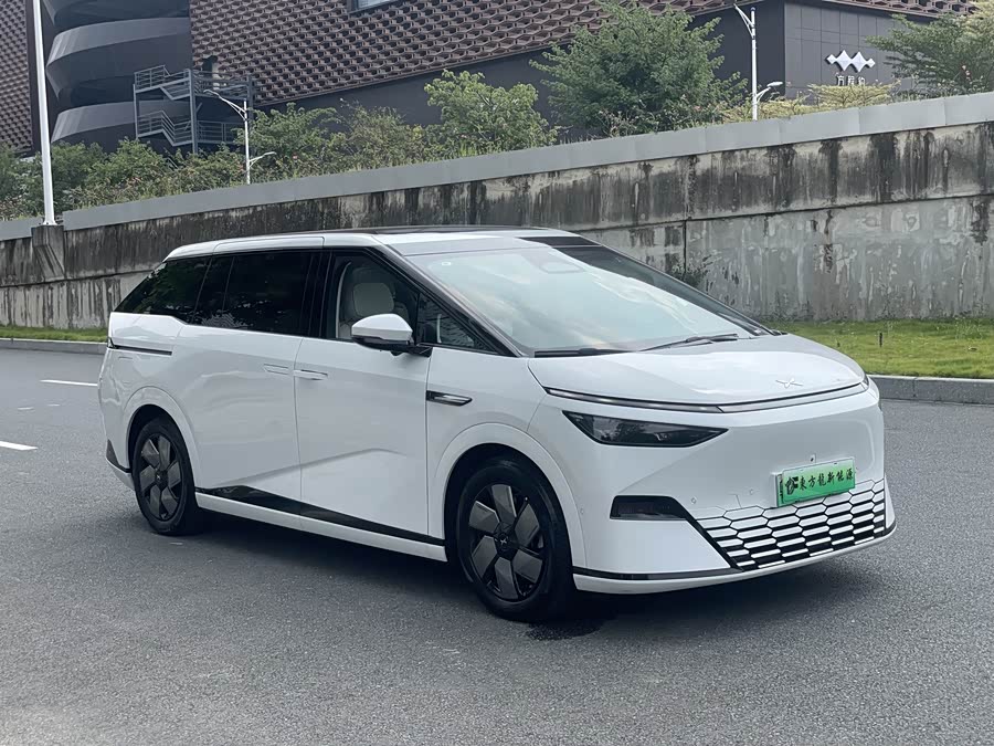 Xpeng X9 2024 صورة سيارة #4