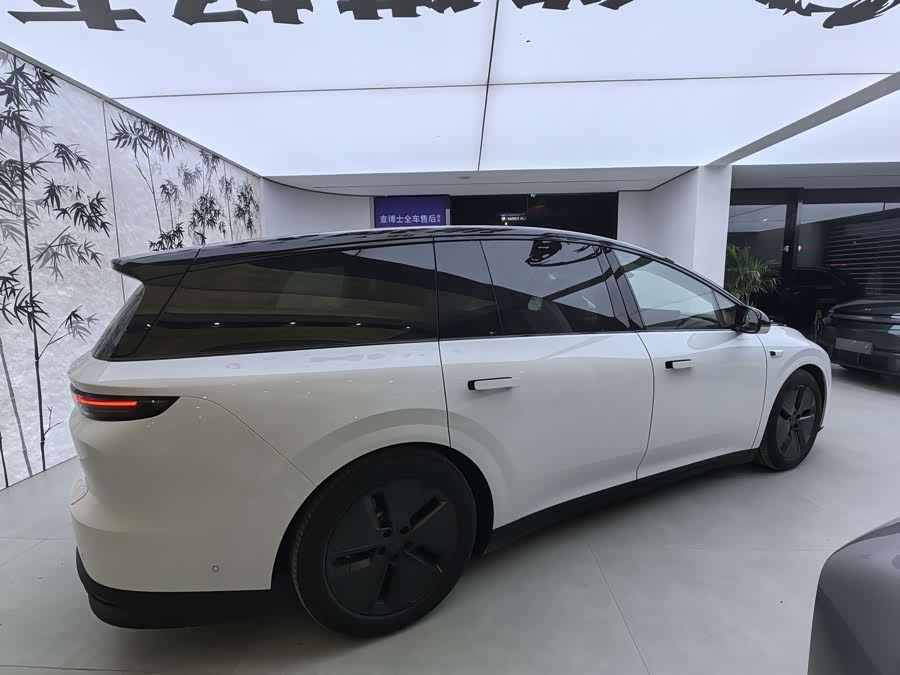 Li i8 2025 image de voiture #4