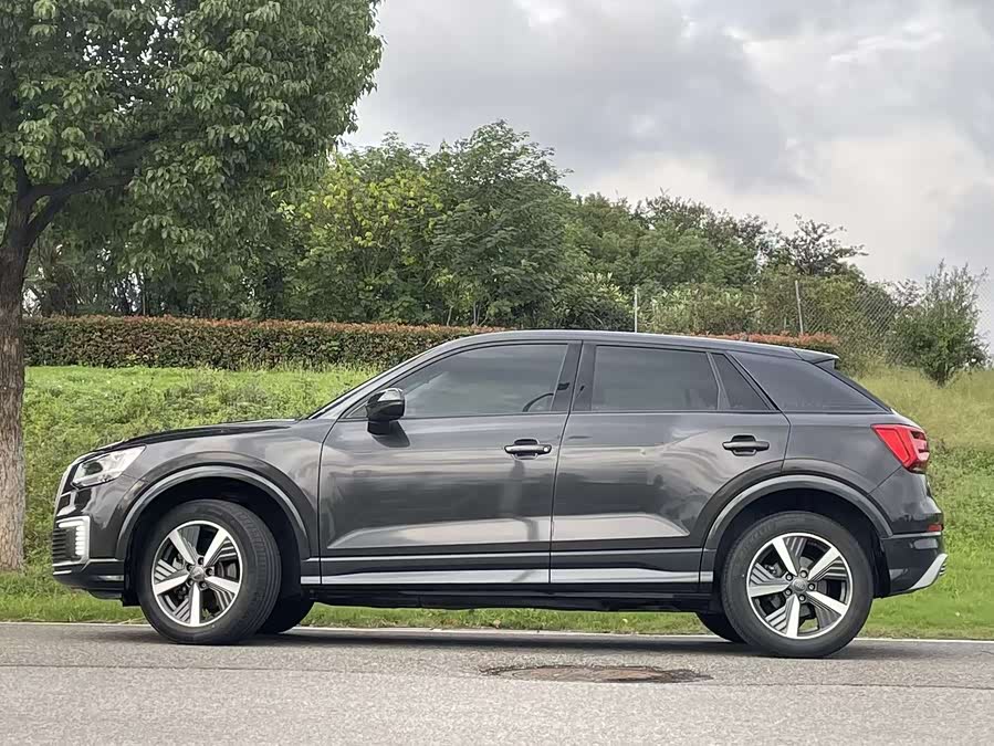 Audi Q2L e-tron 2020 صورة سيارة #4