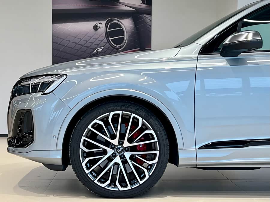 Audi SQ7 2024 car image #4