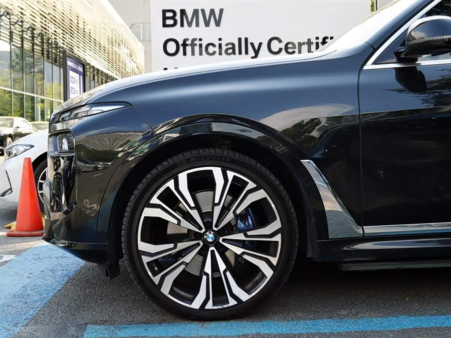 BMW X7 M60i 2023 immagine di auto #4