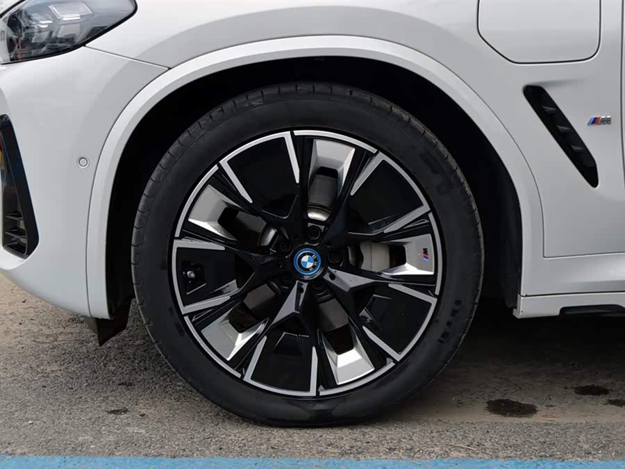 BMW iX3 2025 #4 BMW iX3 2025 car image #4