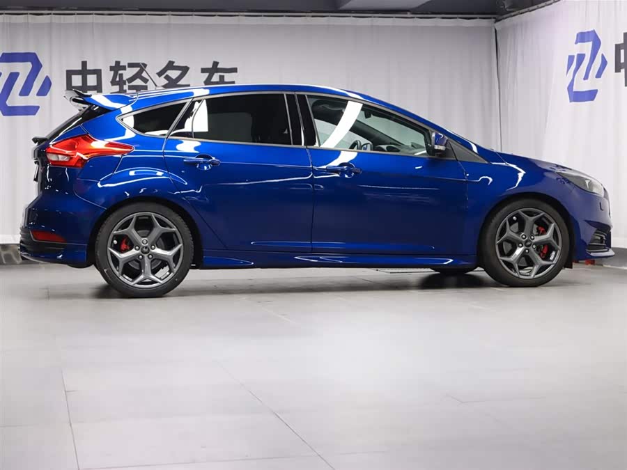 Ford Focus (Imported) 2017 #4 Ford Focus (Imported) 2017 صورة سيارة #4