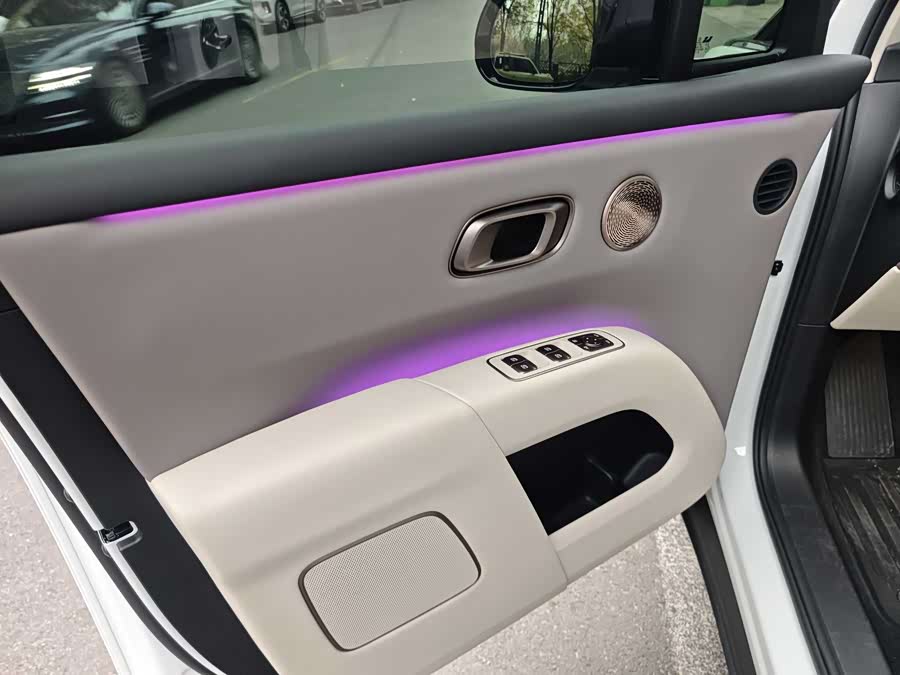 Li i8 2025 image de voiture #4