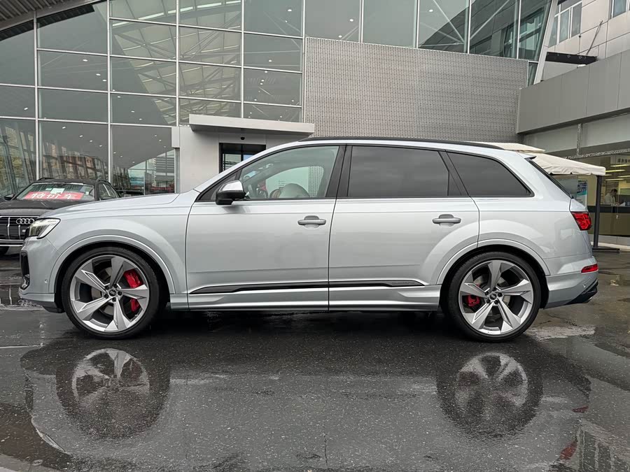 Audi SQ7 2024 car image #4