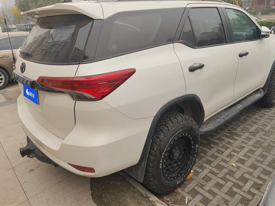 Toyota Fortuner 2018 immagine di auto #4