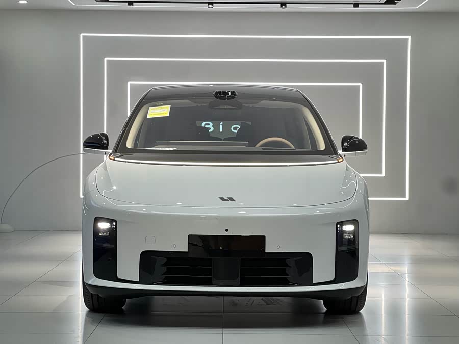 Li i8 2025 image de voiture #4