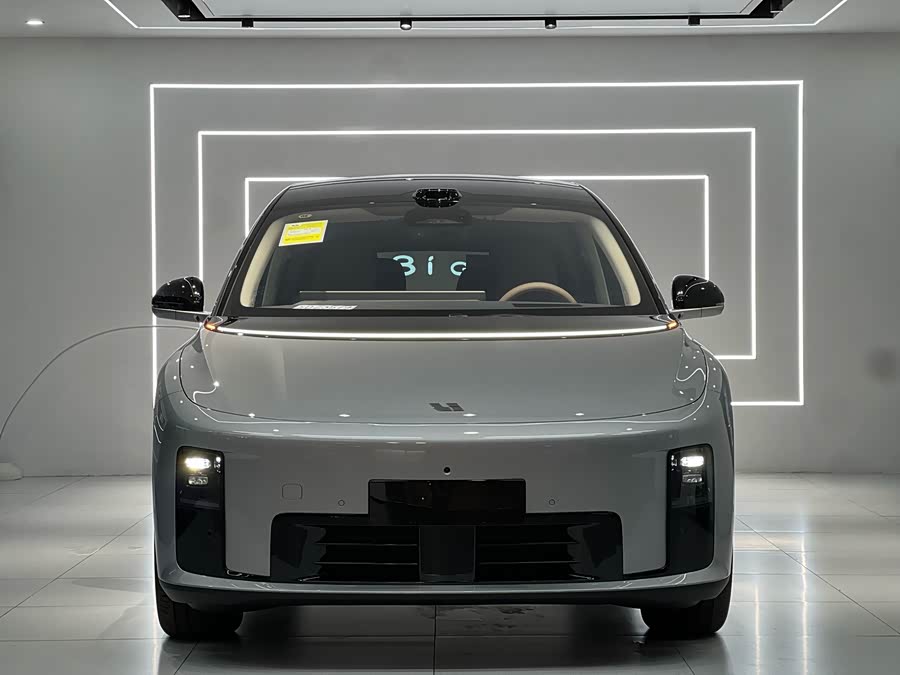 Li i8 2025 image de voiture #4