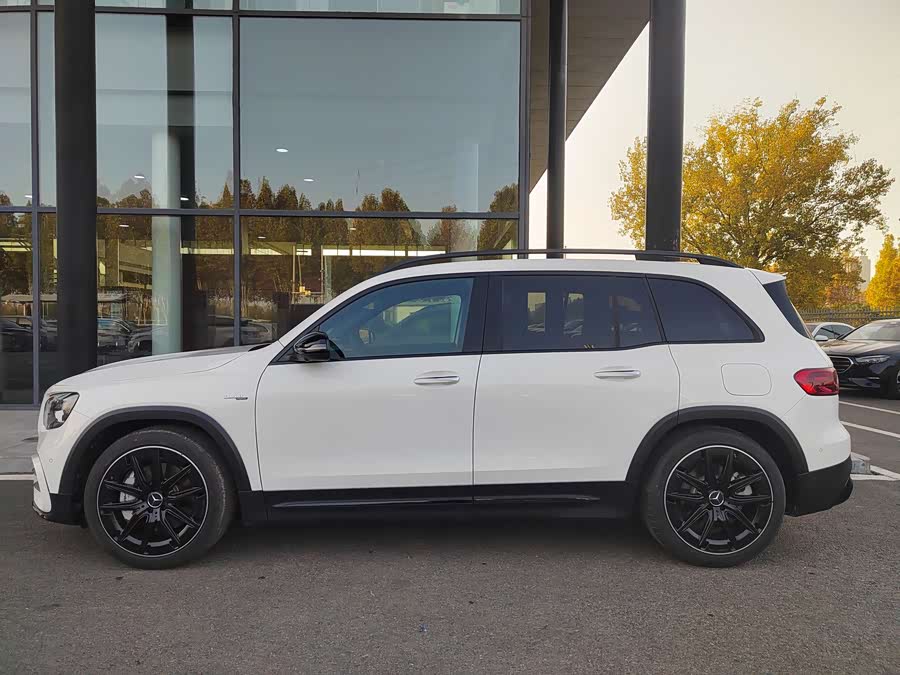 Mercedes-Benz GLB AMG 2025 imagen de coche #4