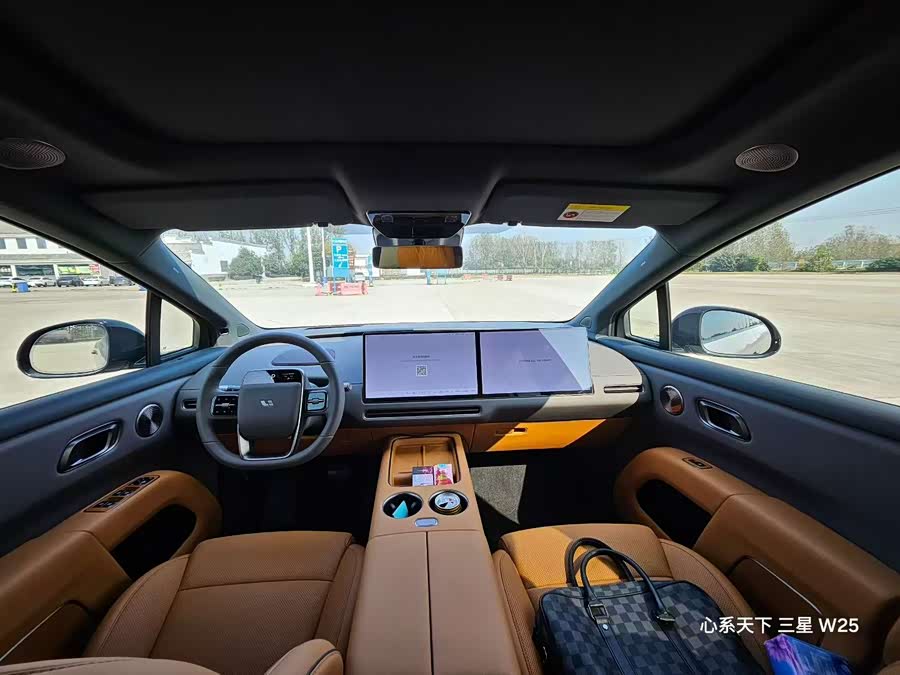 Li i8 2025 image de voiture #4