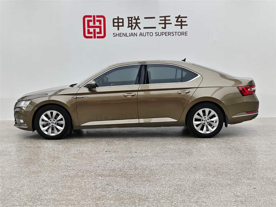 Skoda Superb 2018 car image #4