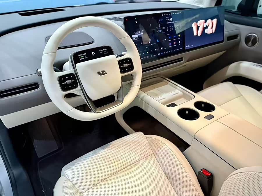 Li i8 2025 image de voiture #4