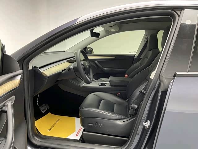 Tesla Model Y 2023 car image #4