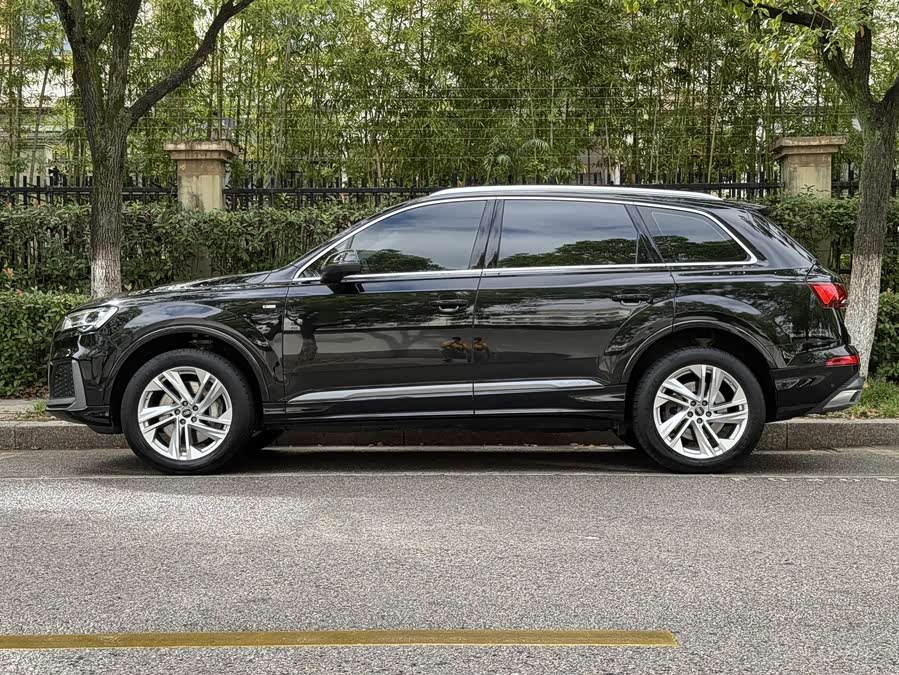 Audi Q7 2023 car image #4
