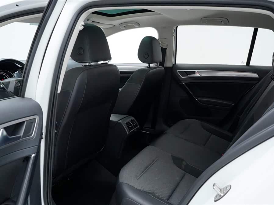 Volkswagen Golf 2018 car image #4