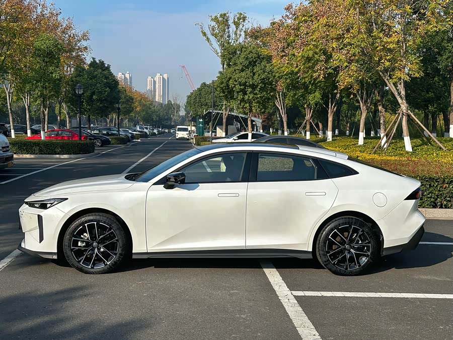 Changan UNI-V iDD 2025 car image #4