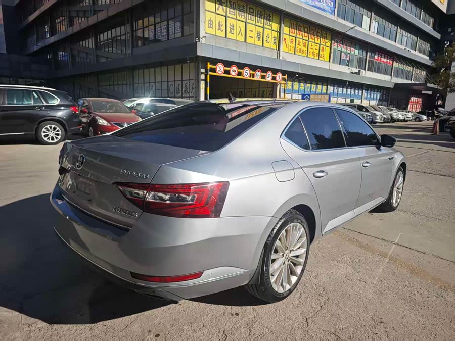 Skoda Superb 2017 car image #4