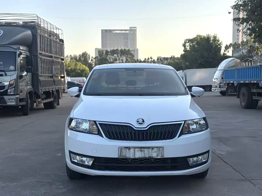 Skoda Rapid 2017 car image #4