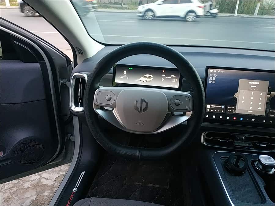 零跑汽车 零跑B01 2025 汽车图片 #4