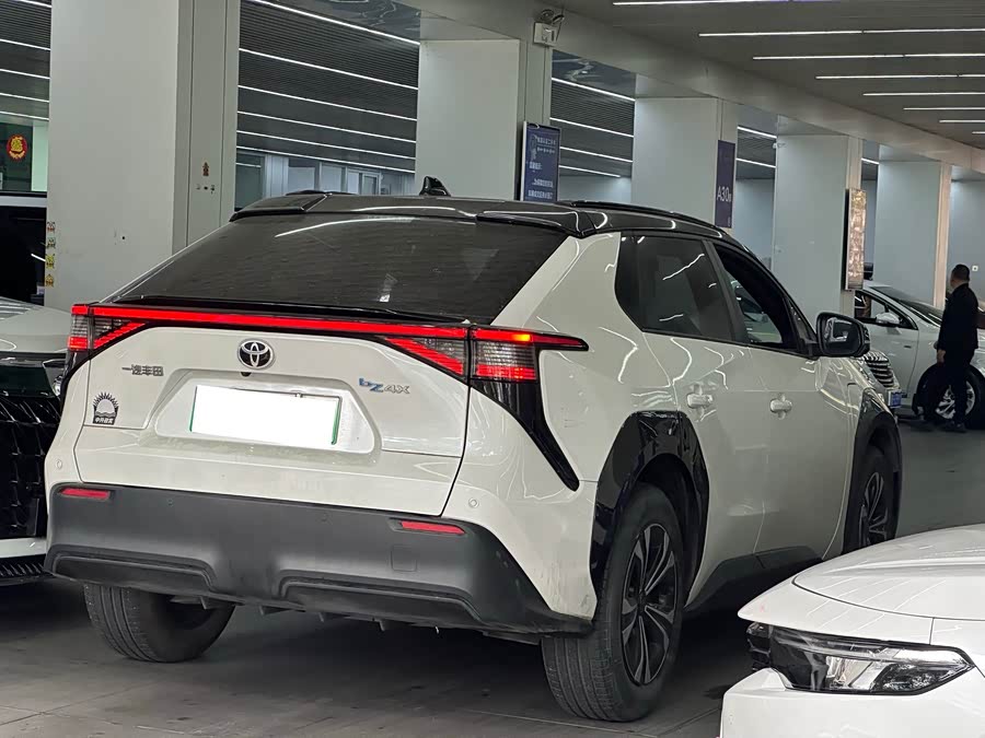 Toyota bZ4X 2023 immagine di auto #4