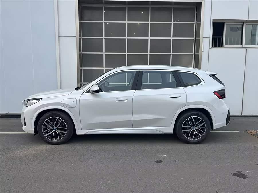 BMW iX1 2025 car image #4