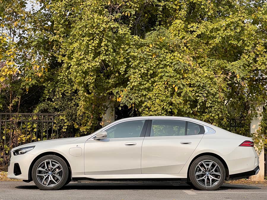 BMW i5 2025 immagine di auto #4