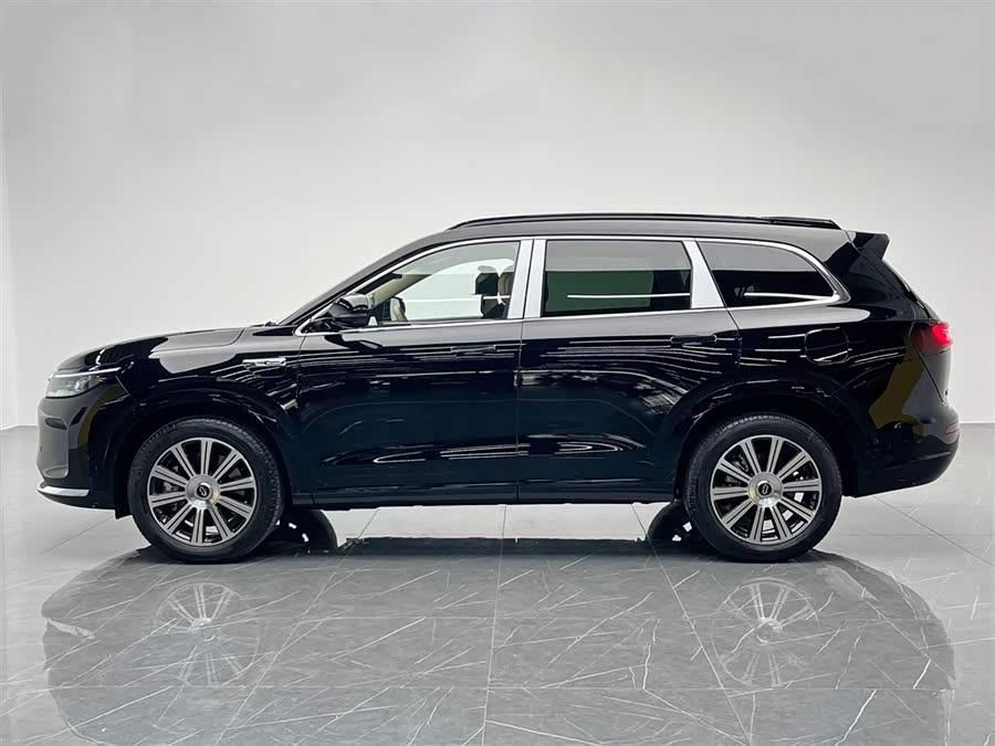 2025 car image #4