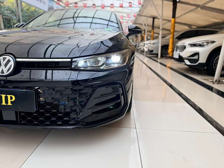 Volkswagen Passat 2024 car image #4