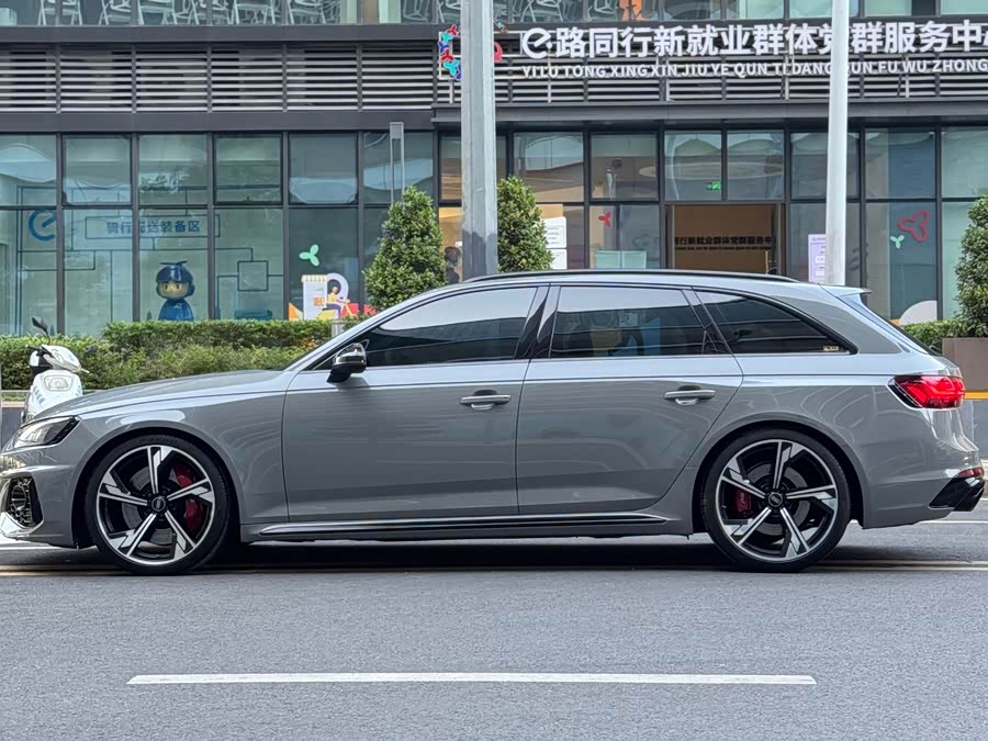 Audi RS 4 2022 car image #4