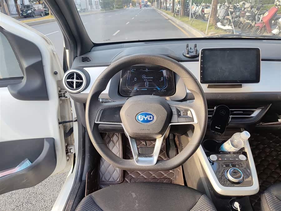BYD e1 2019 car image #4