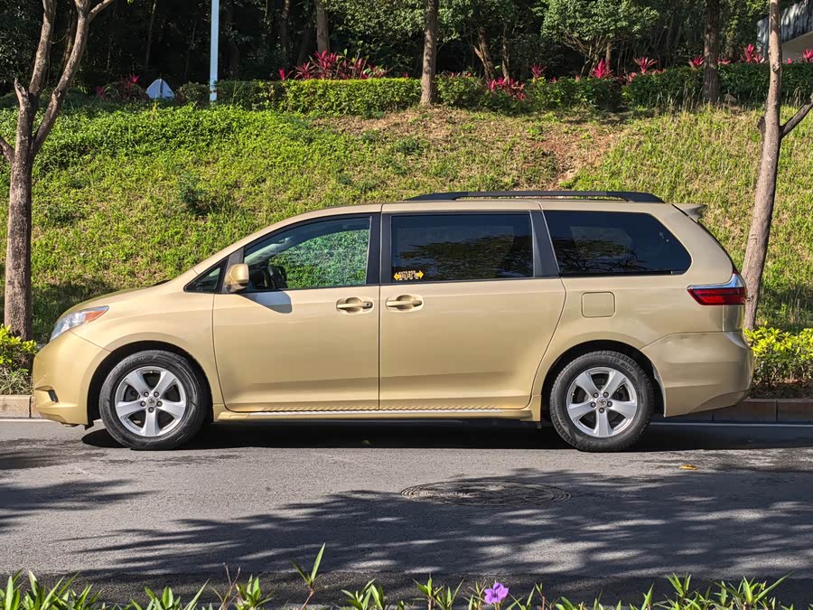 Toyota SIENNA 2015 car image #4